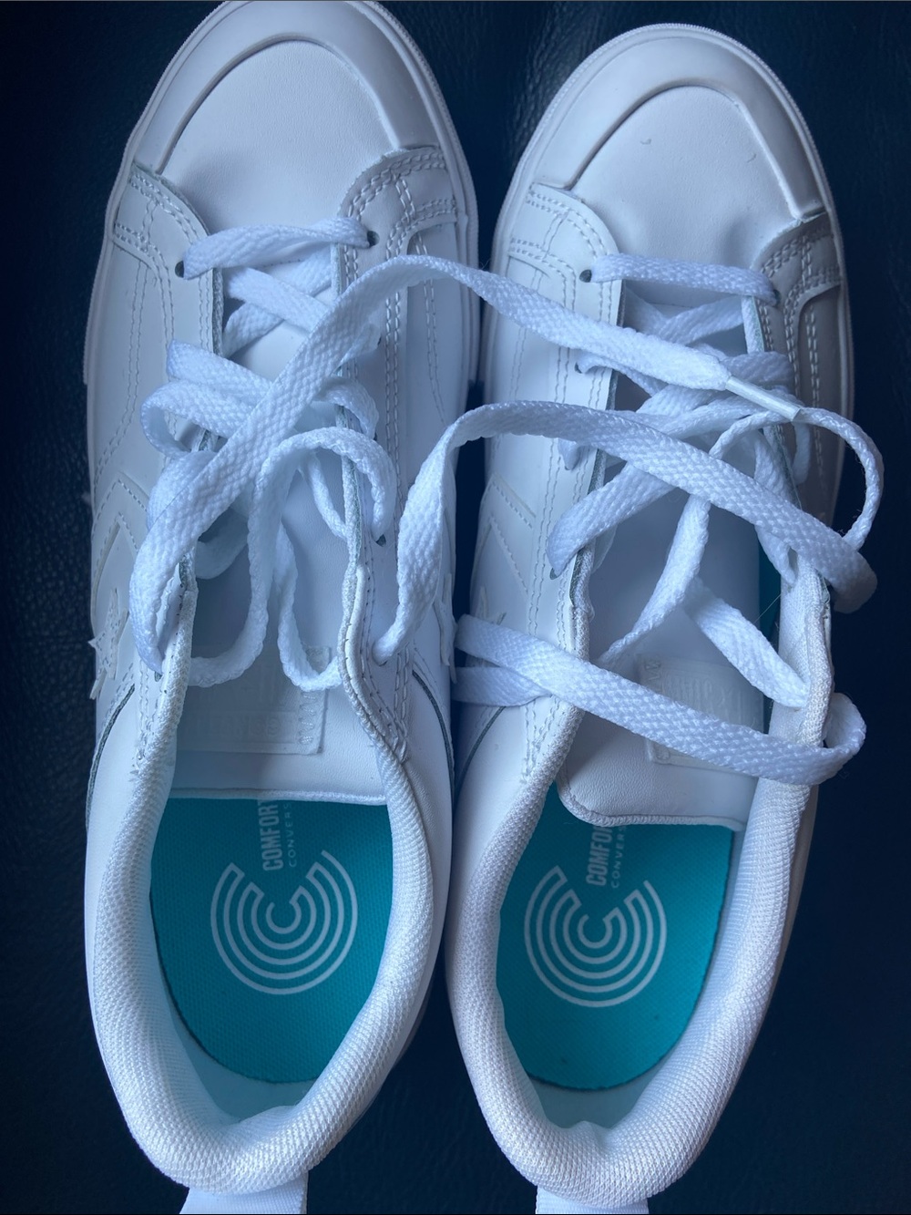 Converse White Low-Top Sneakers - Clean Lace-Up Style kids size 7 - Picture 3 of 5